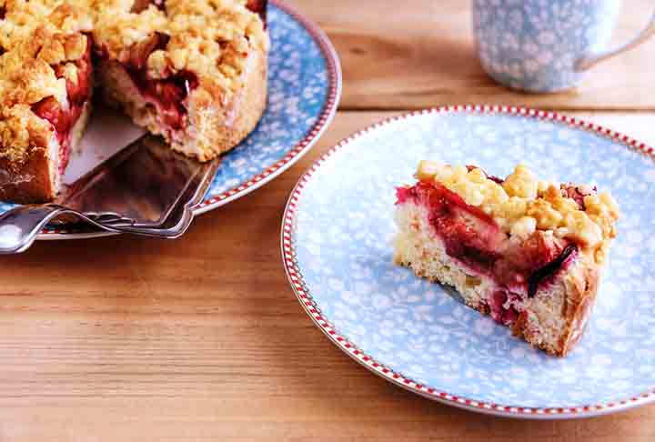 A fruta também pode ser usada em bolos, muffins e pães, agregando sabor e nutrientes às receitas. Além disso, a ameixa é uma ótima base para geleias e compotas.