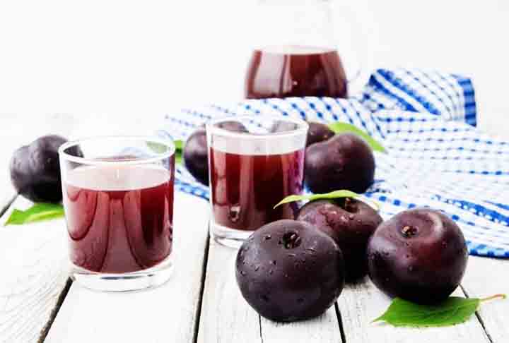 Além de consumida ao natural ou como sobremesa, a ameixa pode ser usada em diversas preparações culinárias. Pode ser incorporada em sucos refrescantes, onde seu sabor doce e ácido se destaca.