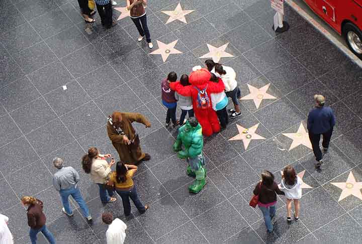 Atualmente, há mais de 2.500  nomes de astros e estrelas gravados na Calçada da Fama de Hollywood, separados uns dos outros por um espaço de 1,8 metro.

