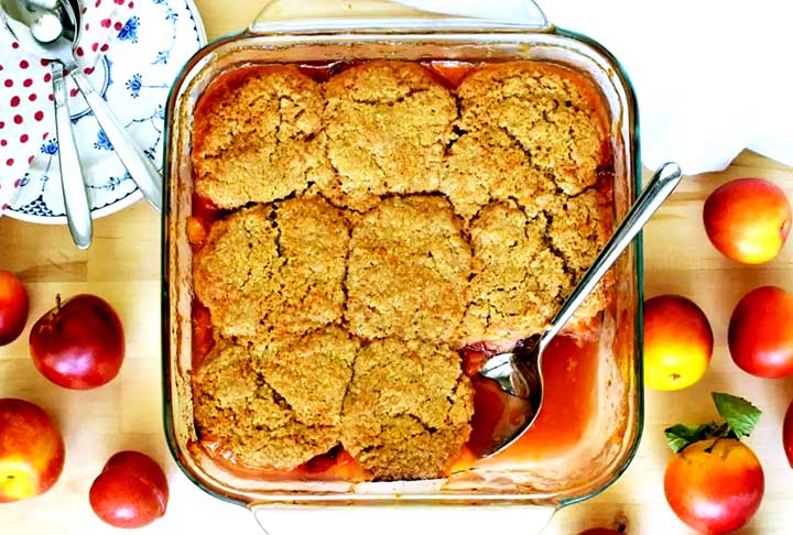 No que diz respeito ao consumo, a ameixa pode ser facilmente incorporada à dieta diária de várias formas. Ela pode ser consumida ao natural, como lanche entre as refeições, ou ainda utilizada em preparações como sucos, geleias, bolos e sobremesas. 