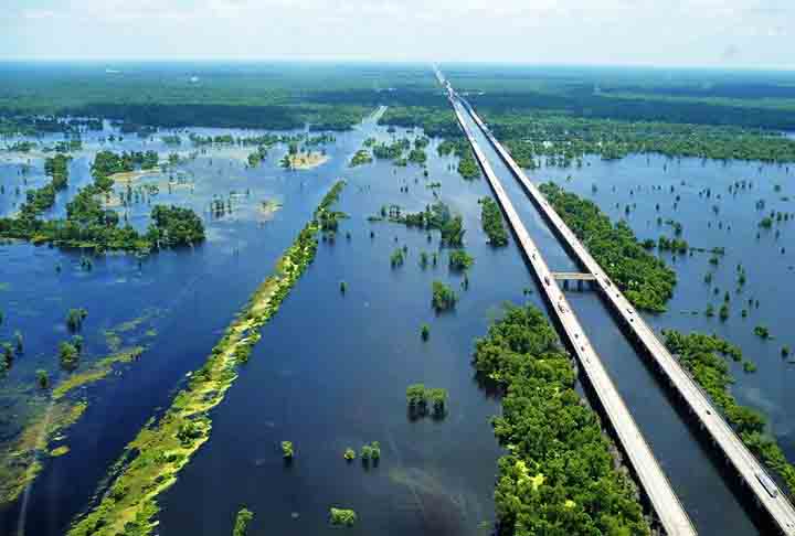 Ela cruza o lago Maurepas, localizado no sudeste do estado da Louisiana. Por conta do terreno instável, os pilares de sustentação dessa ponte encontram-se a 76 metros abaixo da terra.