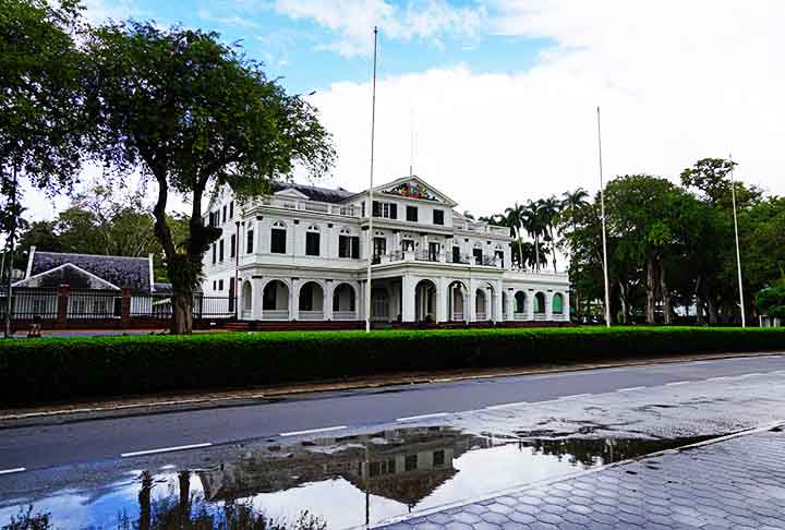 O nome foi registrado pelos colonizadores europeus e foi oficialmente adotado quando o país se tornou independente da Grã-Bretanha em 1975. O nome Suriname reflete a herança cultural indígena e a conexão histórica com a região antes da colonização.