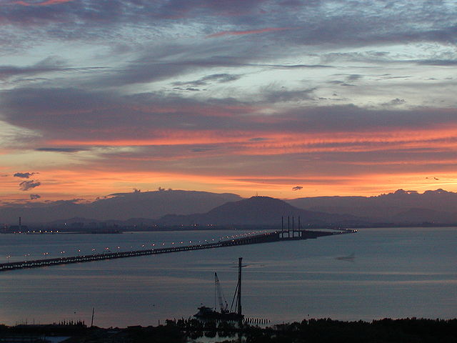 14º - A Ponte Penang fica localizada na Malásia e foi inaugurada em 1985. Com 13,5 quilômetros de extensão, ela é a maior ponte do país.