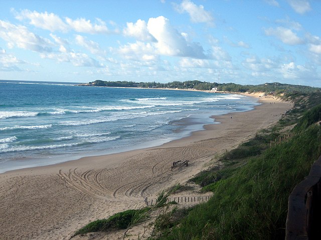 O país, cuja capital é Maputo, fica no sul da África, com longo litoral no Oceano Índico e praias conhecidas, como Tofo (foto), e parques marinhos. Há ilhas que preservam ruínas da era colonial, espécies marinhas e recifes de corais em belas paisagens. 