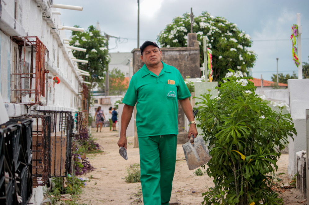 FORTALEZA, CEARÁ, BRASIL, 03-01-2024: seu Valdez, coveiro mais antigo do Cemitério São João Batista. (Foto: Samuel Setubal/ O Povo)