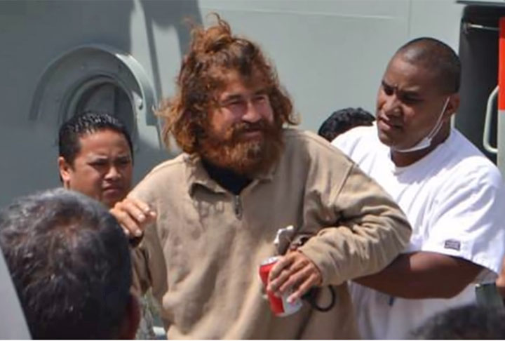 José ficou esperançoso quando avistou um navio cargueiro, mas quatro tripulantes seguiram adiante. Em janeiro de 2014 (após 438 dias), ele viu cocos flutuando na água e percebeu que havia terra no horizonte: Ilhas Marshall, na Micronésia. 