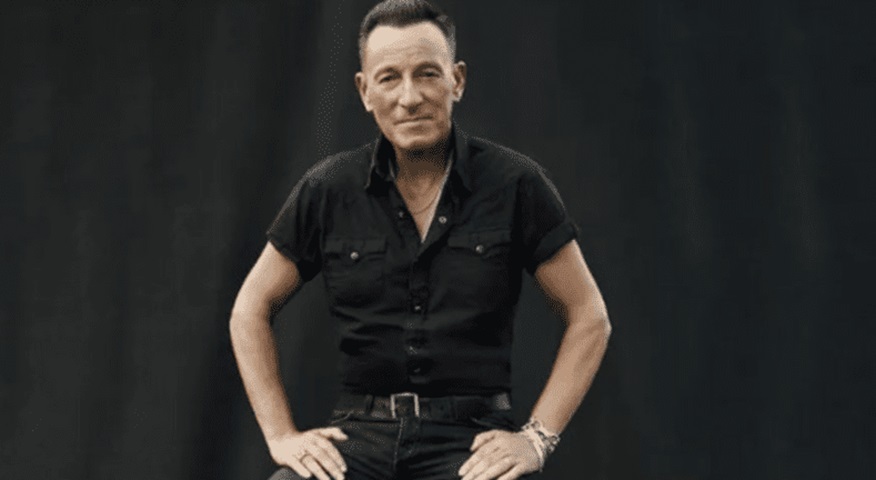A cláusula foi criada após episódio embaraçoso em que o cantor e compositor Bruce Springsteen foi indicado por um fã sem ter sido informado antes. O artista não apareceu para receber a homenagem. 
