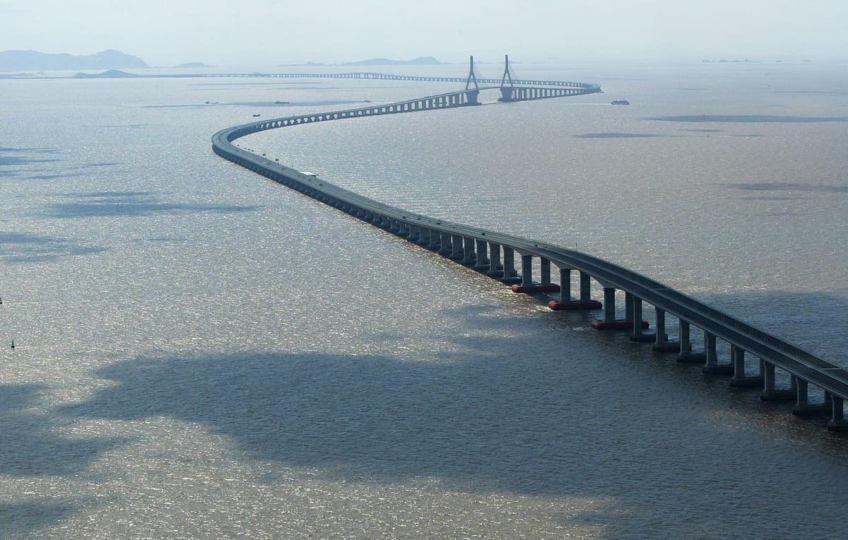 9º- A Ponte de Donghai fica na China e foi inaugurada em 2005. Ela possui 32,5 quilômetros de extensão e é uma das maiores pontes sobre o mar do mundo.