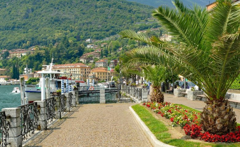 Bellagio, muitas vezes chamada de a pérola do lago, atrai visitantes por suas ruas estreitas e floridas, vistas deslumbrantes e belos jardins, como os da Villa Melzi e Villa Serbelloni.
