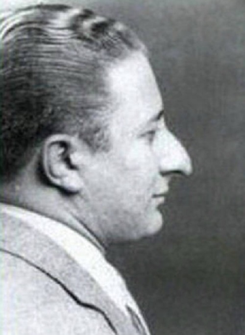 Ele foi para os Estados Unidos após a Itália ser controlada por Mussolini, na década de 1920 e teve um boom financeiro durante a Segunda Guerra Mundial , pois conseguia contrabandear selos e bebidas alcoólicas, que eram proibidos naquele período. 