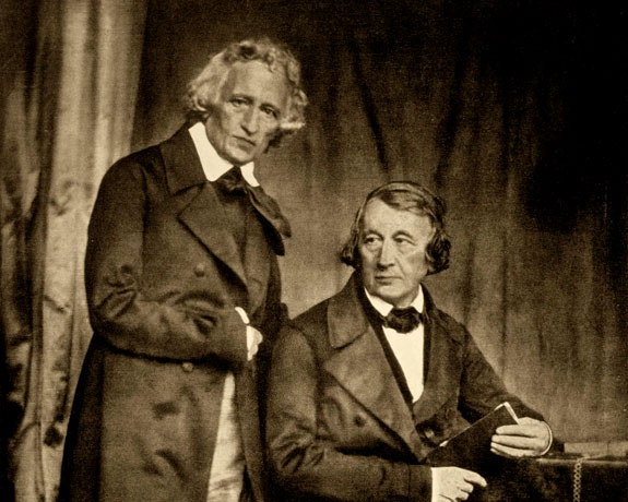 Jacob e Wilhelm nasceram no Condado de Hesse-Kassel, na Alemanha, em 1785 e 1786, respectivamente.  E seguiram juntos os mesmos passos.Em meio às transformações sociais e políticas numa época de guerras napoleônicas, eles usaram o folclore e a tradição oral locais para exaltar a cultura nacional. 