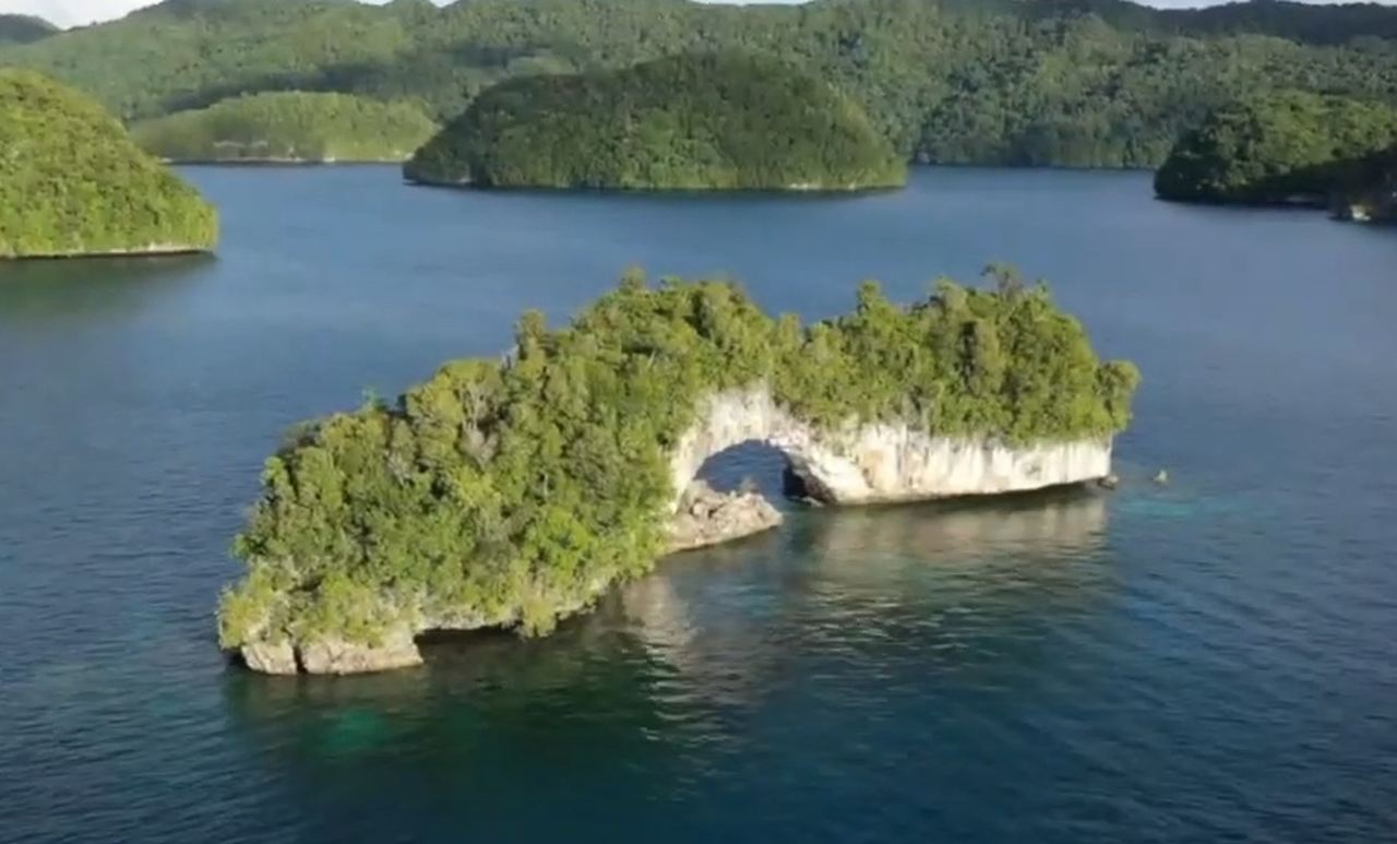 Conseguiu sua independência somente em 1994. Ngerulmud é sua capital e estima-se que menos de 20 mil pessoas vivam neste país-ilha.