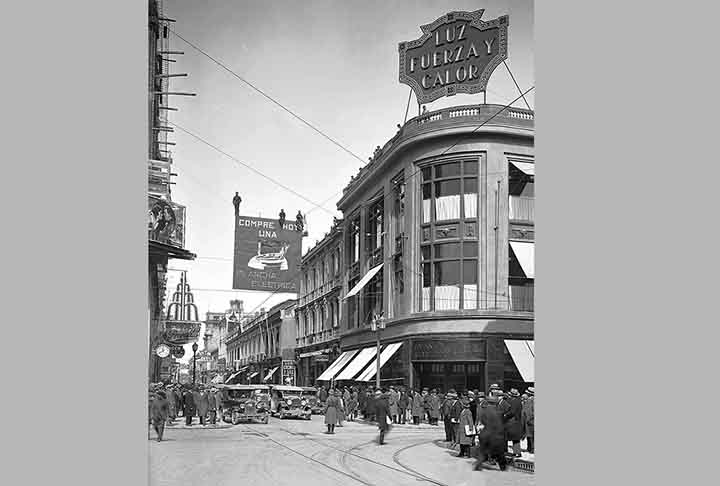 Outra teoria sugere que o nome pode ter origem na palavra quechua chiri, que significa frio, referindo-se ao clima da região. Independentemente da origem exata, o nome Chile acabou se tornando oficial para o país no período colonial.