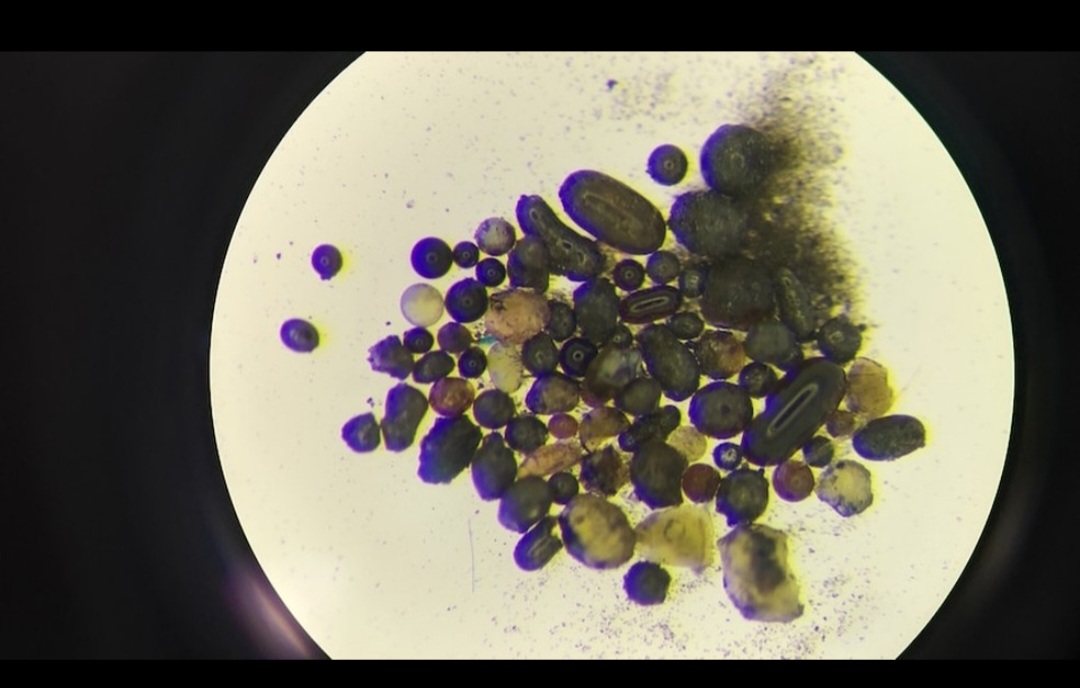 A água estava incrustada em pequenas esferas de vidro formadas em meio à sujeira lunar provocada por impactos de meteoritos.