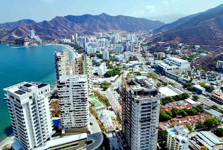 Santa Marta, situada na baía de mesmo nome, é um dos principais destinos turísticos do Caribe colombiano. Tem a localização entre a Sierra Nevada de Santa Marta, com os picos mais altos do país, e o Mar do Caribe. 