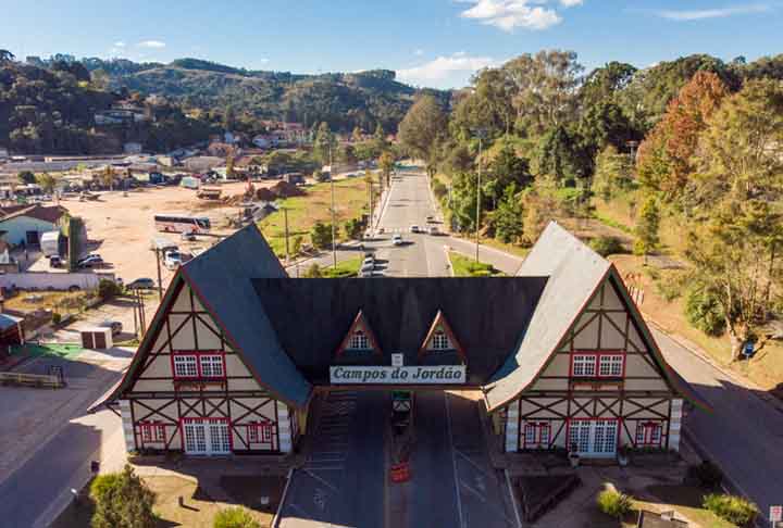 Campos do Jordão(1.628m)- Conhecida como a Suíça Brasileira, devido às suas características arquitetônicas e ao clima frio, a cidade é a mais alta do Brasil. Fica no estado de São Paulo, a 680 km da capital paulista, e tem cerca de 52.400 habitantes. A cidade é famosa pelo turismo, especialmente durante o inverno, quando uma multidão chega para aproveitar as baixas tempraturas. 