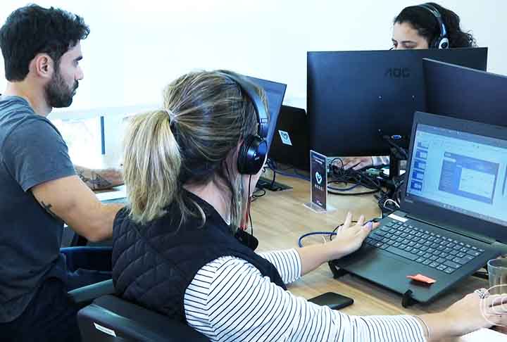 O jovem tem característica de buscar empregos com melhores oportunidades. Então, eles migram entre os trabalhos de forma mais fácil do que outras faixas etárias. Há um aumento dessa demissão voluntária e também uma elevação dos salários médios do Brasil, disse Janaina Feijó.