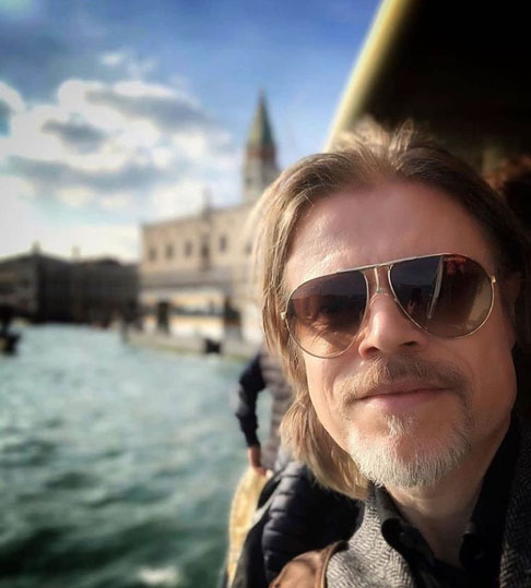 Além de ser um dos atores mais bonitos, Brad também é um dos mais respeitados do cinema. Americano do estado de Oklahoma, o artista começou a carreira no final dos anos 1980, em séries de televisão como Dallas.