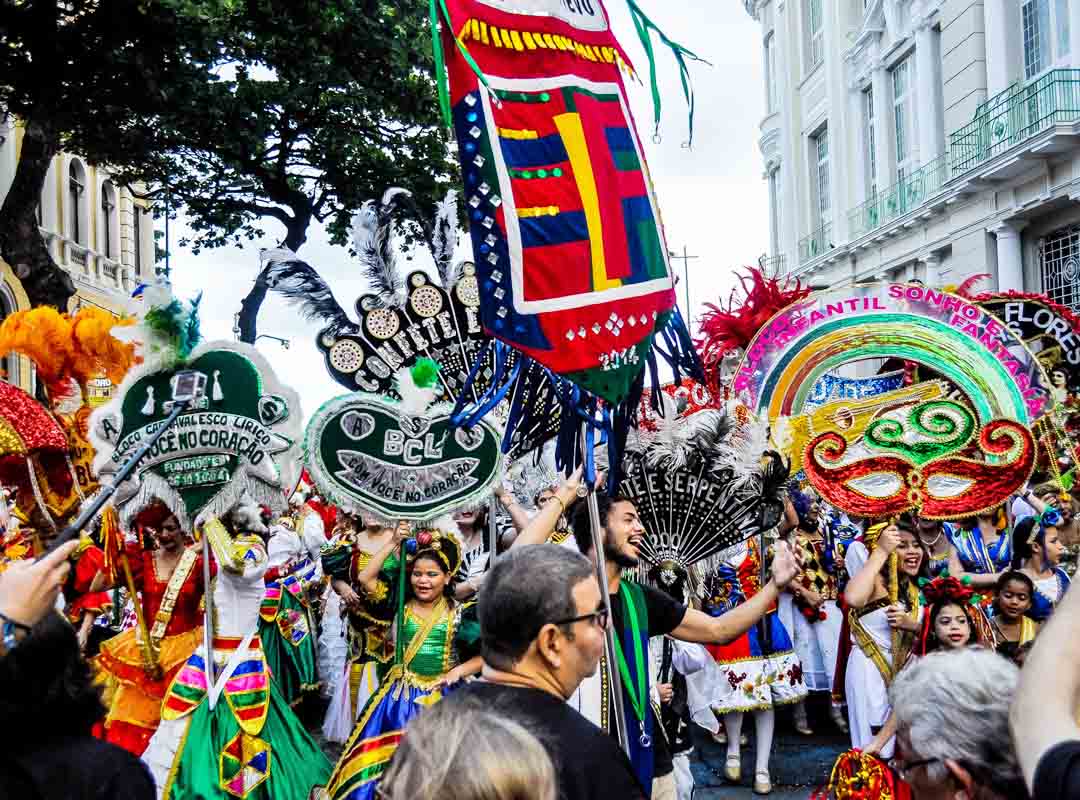 Ao contrário dos outros dois tipos de frevo, a instrumentação do frevo de bloco é feita com a chamada banda de pau e corda, com violões, cavaquinhos, somando-se a instrumentos de sopro da família das madeiras, como flauta, clarinete, saxofone.