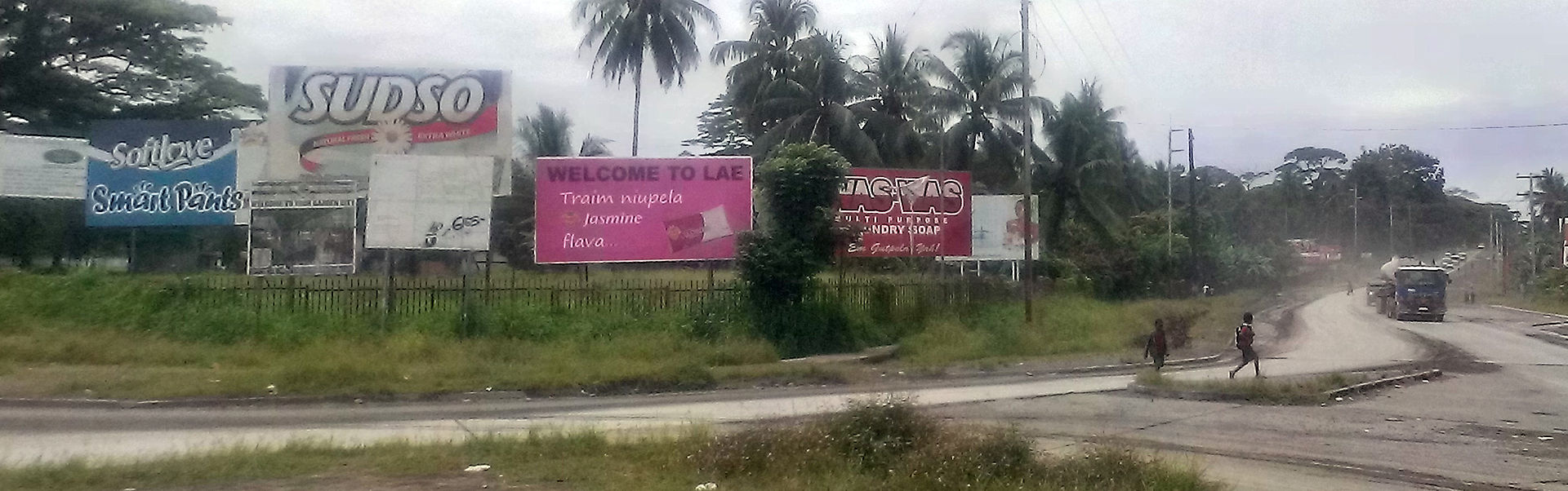 A economia da Papua-Nova Guiné é baseada principalmente na agricultura de subsistência, pesca e exportação de recursos naturais, como petróleo, gás natural, ouro e cobre. Apesar disso, enfrenta desafios como infraestrutura limitada, corrupção e desigualdade econômica.