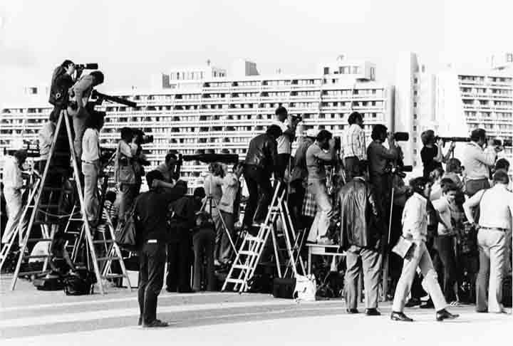 A cobertura da mídia foi intensa, com milhões de pessoas acompanhando o desenrolar dos acontecimentos ao vivo pela televisão. 