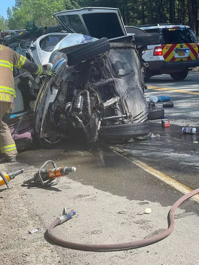 Fizemos de tudo para salvar nossos amigos, mas eles morreram no local, disse a amiga Roana, consternada. A motorista do Ford Escape sofreu apenas ferimentos leves. Uma criança que estava com ela no carro não se feriu. 