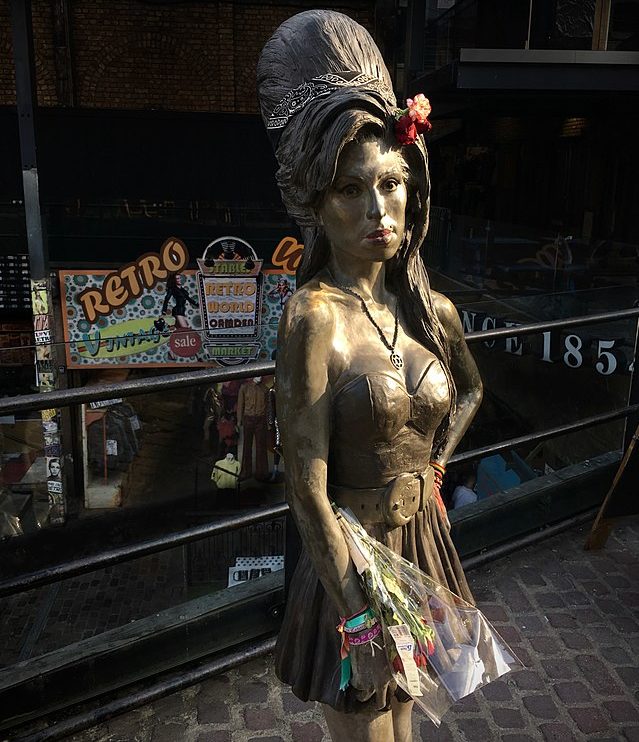 Falecida em 2011, a cantora e diva britânica Amy Winehouse é retratada numa escultura em Camden Town, em Londres, na Inglaterra. 