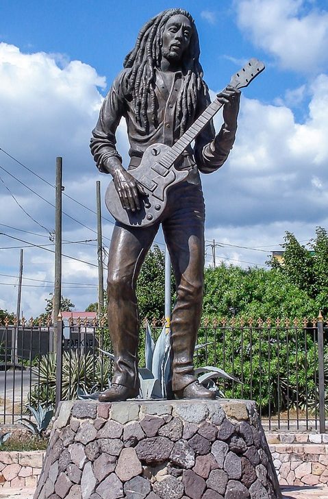 Maior nome do reggae, Bob Marley - falecido em 1981 - tem duas estátuas em Kingston, na Jamaica. Uma delas é essa de bronze com ele tocando sua guitarra.