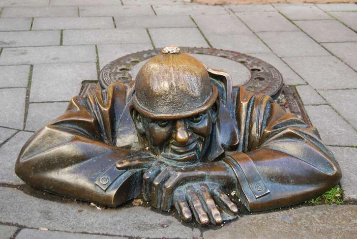 Observador (Cumil) - Eslováquia - Fica na Rua Panská, na capital Bratislava. Criada em 1997 por Viktor Hulik. Uns dizem que representa o comunista que descansa por ter emprego garantido. Outros dizem que ele olha as pernas das mulheres. Uma placa avisa: Homens Trabalhando.