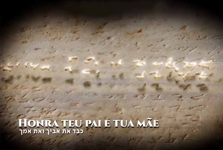 Não tomarás o nome do Senhor em vão não está incluído e foi trocado por uma diretriz para fazer adorações no Monte Gerizim. 