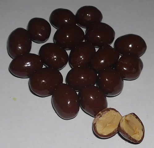 Amendoim Coberto com Chocolate- Com uma combinação clássica de texturas, é doce e crocante. Comum em diversas regiões, especialmente como guloseima ou sobremesa. Cerca de 150 calorias a cada 30 gramas.