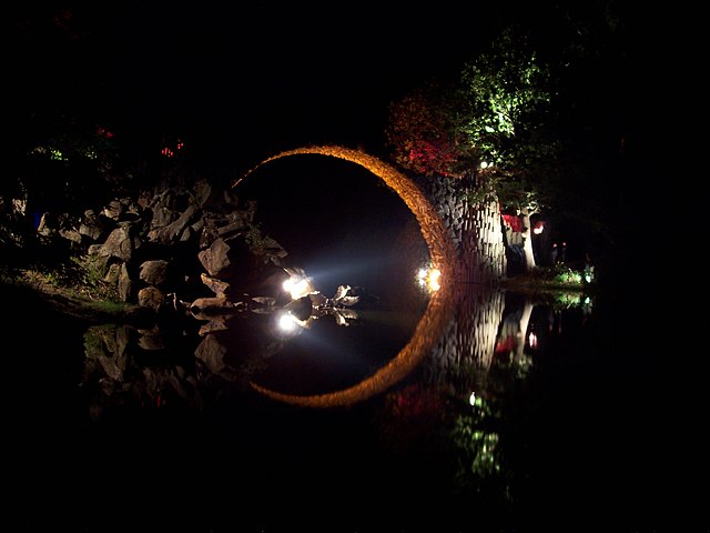 Embora tenha sido construída com o intuito de ser uma obra de arte, a Rakotzbrücke também é envolta em lendas e mistérios, daí o nome Ponte do Diabo.