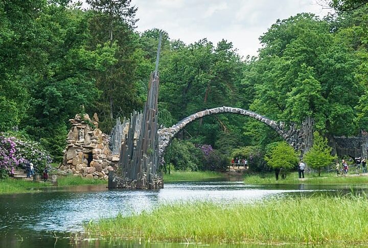Essas curiosidades fazem da Rakotzbrücke um destino turístico repleto de história, mistério e beleza natural, sendo um dos tesouros arquitetônicos da Alemanha. E aí, vale uma visitinha?
