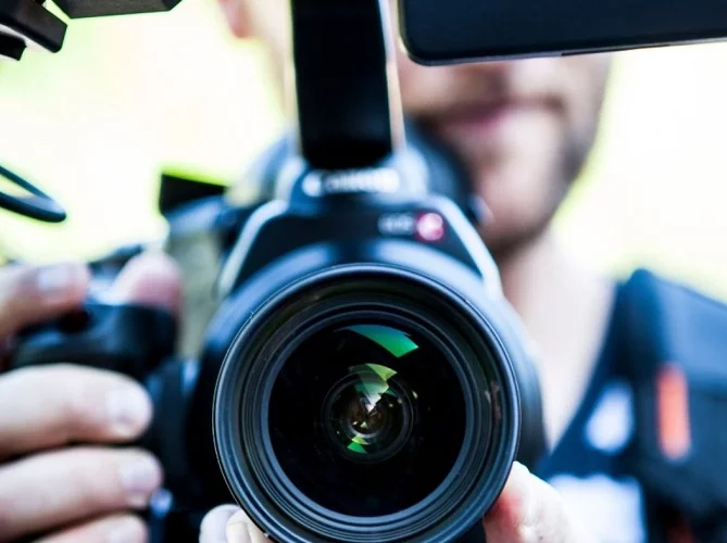 Dificuldades durante as filmagens - Foram muitas dificuldades na hora de colocar a mão na massa.  A produtora do filme teve o contrato de distribuição do filme rompido.