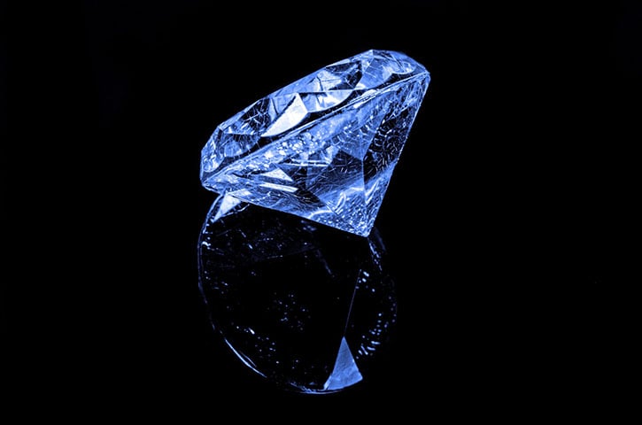 Normalmente, o diamante cristaliza com estrutura cúbica e pode ser sintetizado industrialmente. Muito duro, não pode ser riscado por nenhum outro mineral ou substância, exceto o próprio diamante,
