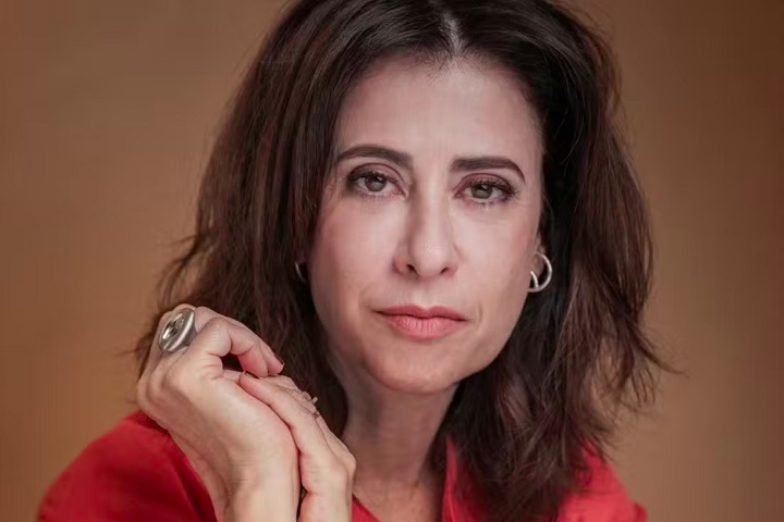 Depois de crescer tendo contato com o teatro, aos 13 anos Torres ingressou no Tablado, renomada escola de formação de atores. 