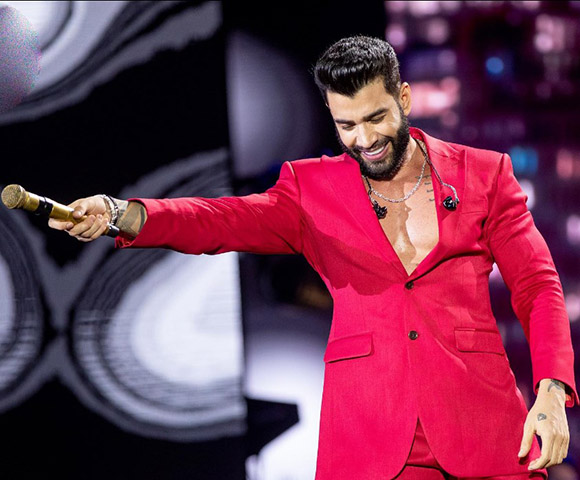 Gusttavo Lima, nome artístico de Nivaldo Batista Lima, é cantor, compositor e produtor musical brasileiro, conhecido como um dos principais nomes do sertanejo no Brasil.