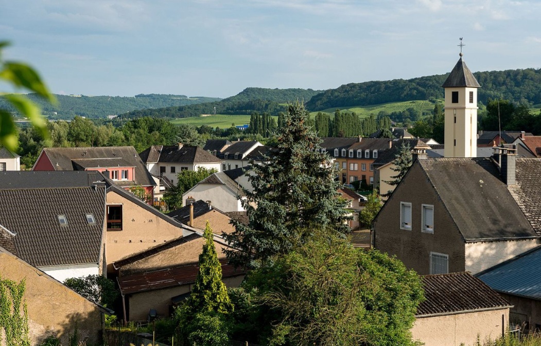 O nome do espaço se refere à comuna Schengen, no sudeste de Luxemburgo, onde o acordo foi firmado.  Um lugarejo pacato, de cerca de 500 habitantes, na cidade de Remerschen.