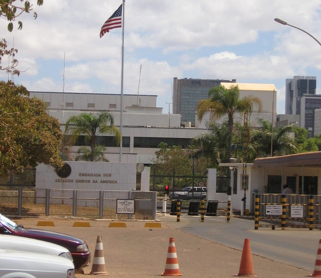 Em caso de necessidade de visto, a autorização é emitida no consulado ou na embaixada de cada país. 