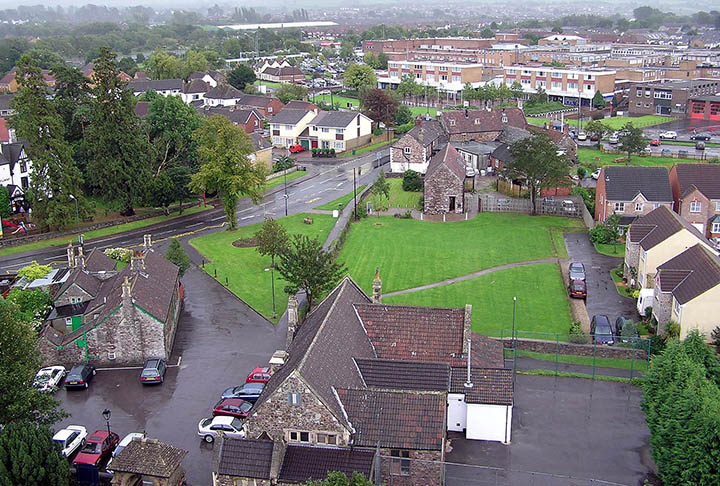 J.K. Rowling é natural da cidade de Yate, nos arredores de Bristol, Inglaterra. Nascida em 31 de julho de 1965, é filha de Peter James Rowling e de Anne Volant. 