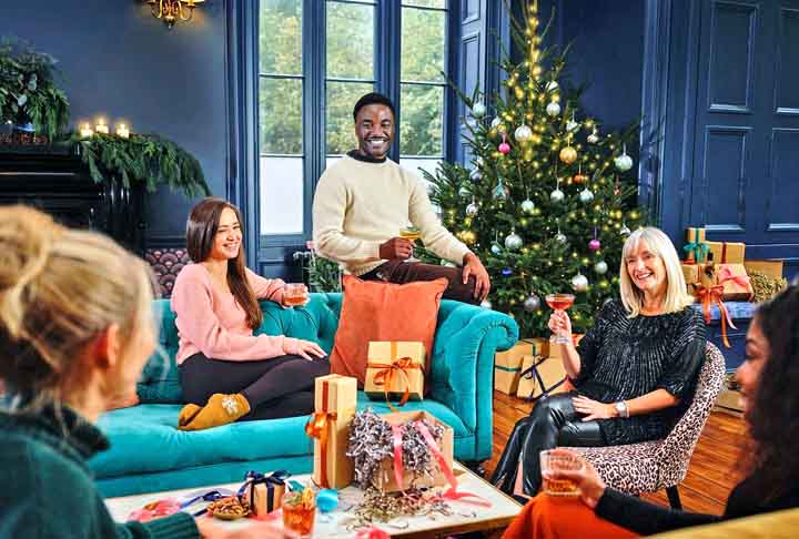 6 de janeiro é o Dia de Reis, marcando a visita dos três Reis Magos ao menino Jesus. É tradição cristã desmontar a árvore de Natal nessa data, encerrando o período natalino. Muitas famílias guardam os enfeites e começam o ano com um novo ciclo.