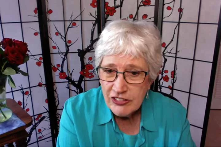 “O labirinto [para meditação] é um caminho seguro em tempos imprevisíveis”, disse a Reverenda Lauren Artress, que fundou a organização sem fins lucrativos Veriditas em 1996 para ajudar a lotar o planeta de labirintos.