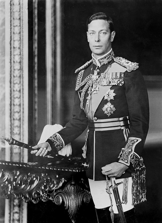 Charles é o primeiro neto do rei George VI (foto). O monarca britânico assumiu o trono em 1936, após a abdicação de seu irmão, Eduardo VIII. Sua luta contra a gagueira foi retratada no filme O Discurso do Rei (2010), que destacou seu esforço contra essa dificuldade com a ajuda de um fonoaudiólogo. Sua superação foi crucial para sua liderança durante a Segunda Guerra Mundial.
