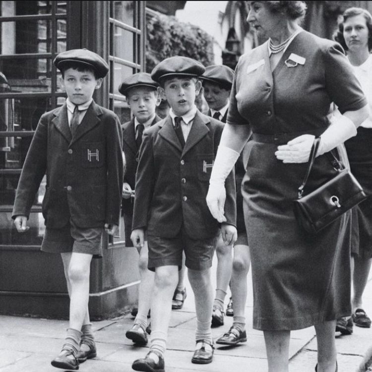 Charles foi educado nas mesmas escolas que o pai, Philip, frequentou quando criança: Cheam Preparatory School e Gordonstoun College. 