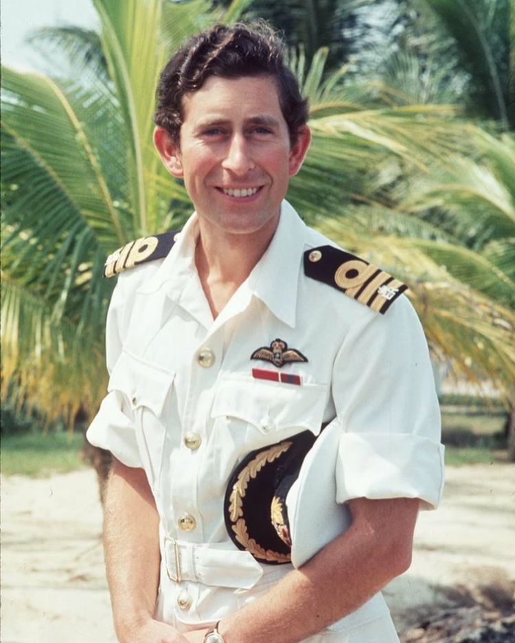 Ele também passou um ano em uma escola da Austrália e, antes de se formar em Artes, serviu na Força Aérea Real e na Marinha Real de 1971 a 1976.