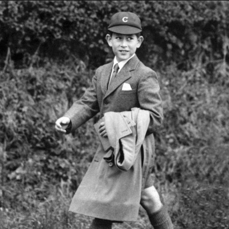 Charles foi o primeiro herdeiro britânico a ser educado em uma escola e não por um tutor particular, como era de costume na família.