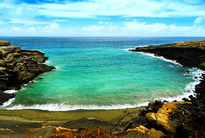 Praia de Papakōlea – Ilha Grande, Havaí, EUA - Conhecida por sua areia verde olivina, única no mundo, resultado da decomposição de cristais de peridoto provenientes de uma cratera vulcânica próxima