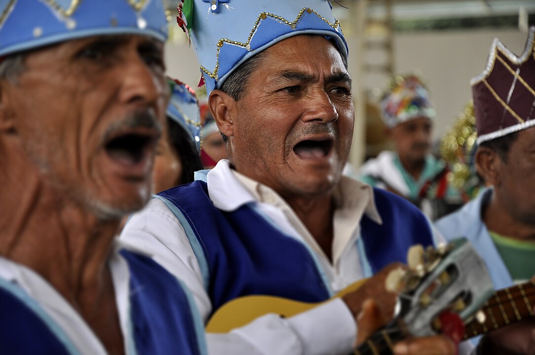 No evento, os participantes narram a jornada dos Reis Magos. Essa tradição combina elementos católicos e influências da cultura brasileira, celebrando fé e alegria.
