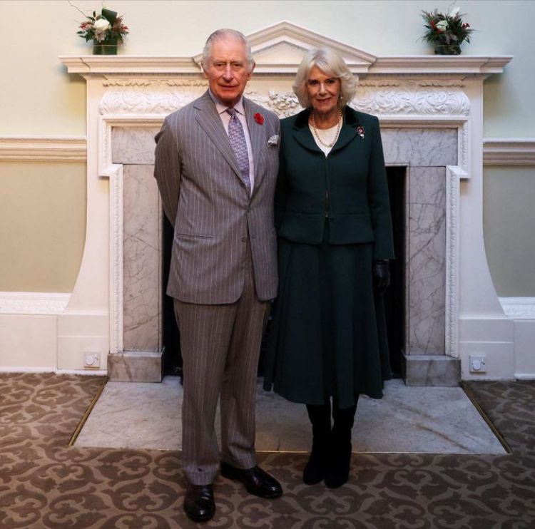 Os relacionamentos amorosos de Charles dão um capítulo à parte. Durante a juventude, o agora rei teve diversas namoradas, entre elas Camilla Shand, que mais tarde se tornaria sua segunda esposa e duquesa de Cornualha.