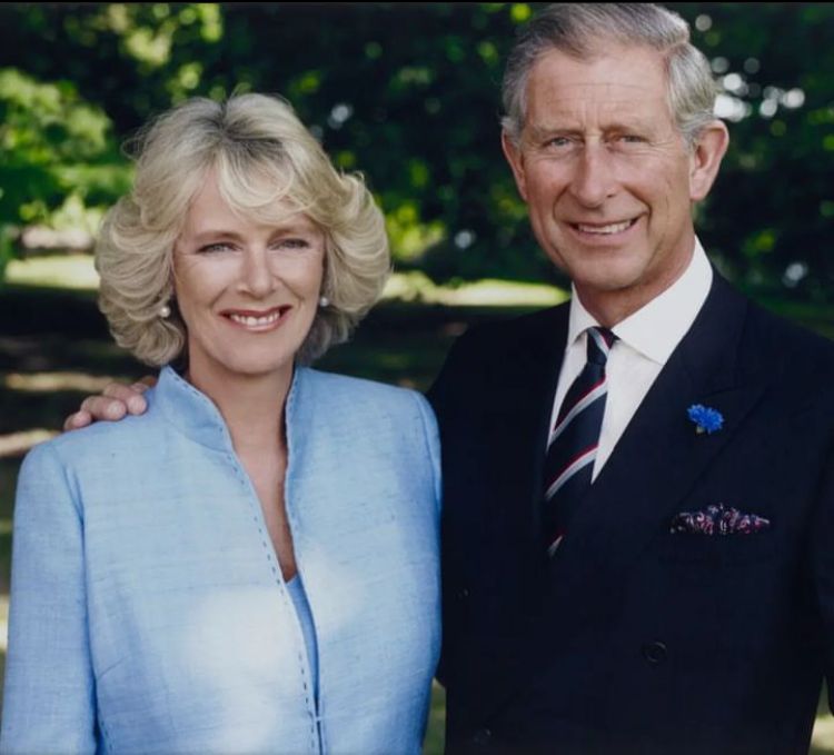 Mesmo durante o matrimônio com Diana, Charles mantinha uma relação extraconjugal com Camila Parker Bowles. Os dois se casaram em um casamento civil, em 2005, na Inglaterra. 